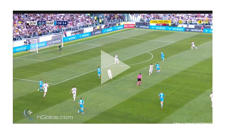 Mertens pokonuje Wojciecha Szczęsnego! 0-1 [VIDEO]